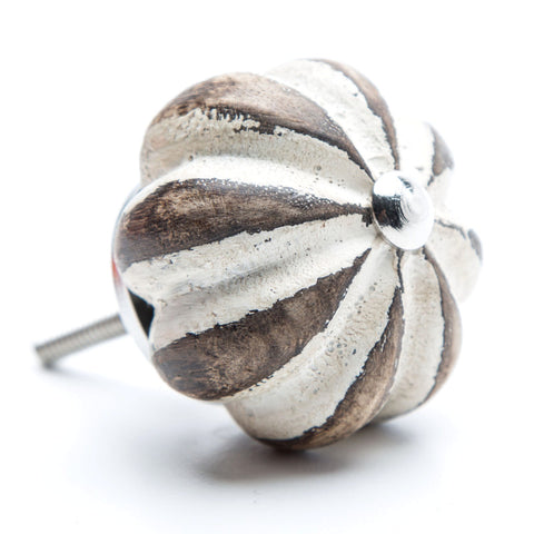 Wooden pumpkin shaped pull-striped